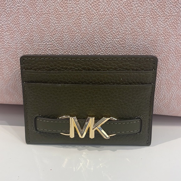 MICHAEL KORS
Reed Large Pebbled Leather Card Holder Case Wallet
COLOR: OLIVE
NWT - Picture 11 of 16